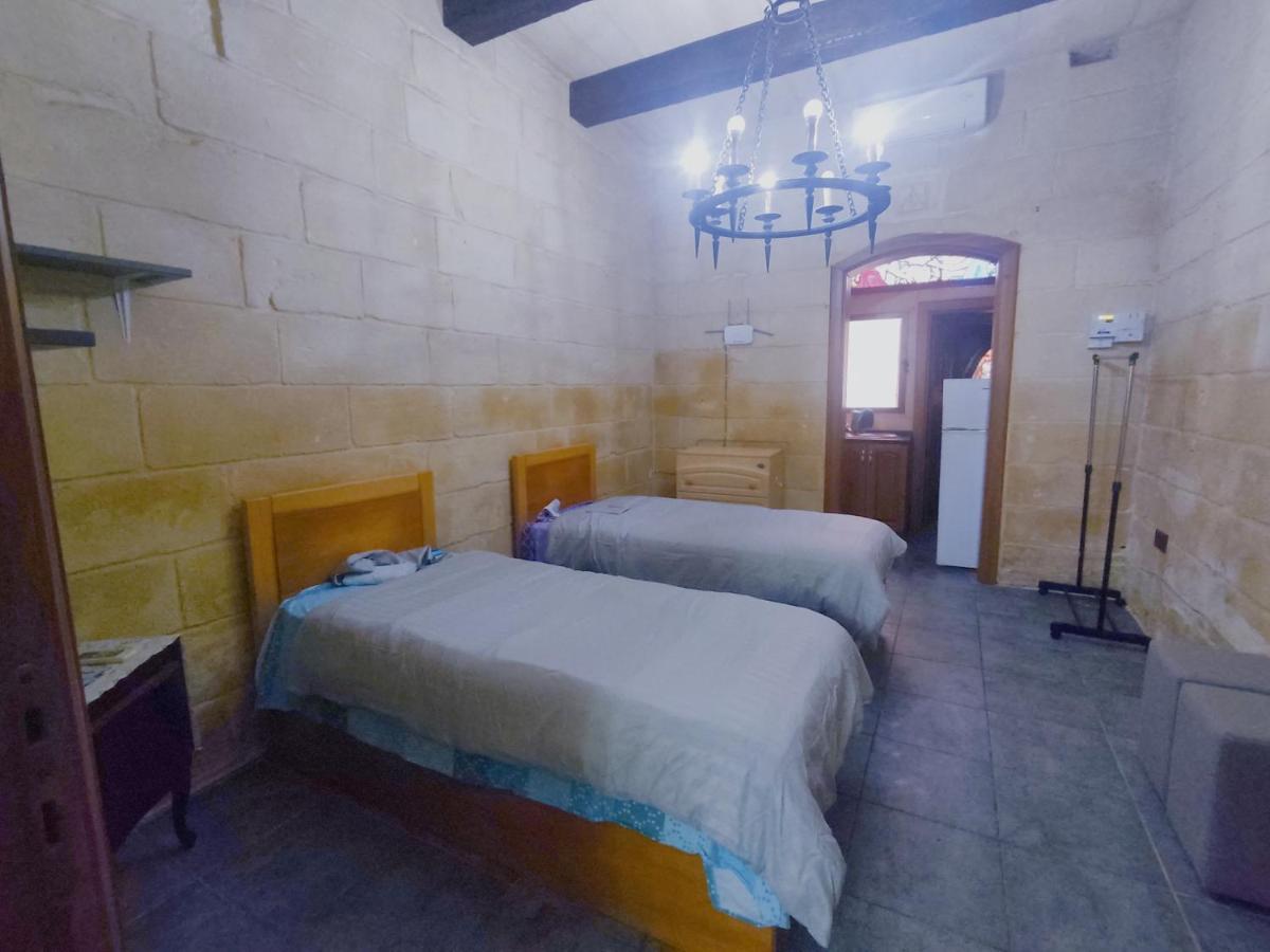 Dhara House Malta Bed & Breakfast Paola ภายนอก รูปภาพ